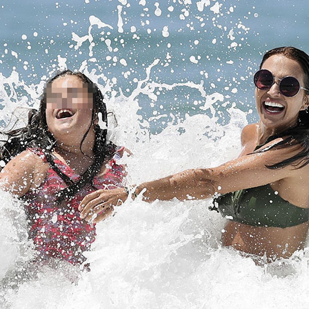 ¡Luchando contra las olas! El divertido día de playa de Paula Echevarría y su hija Daniella