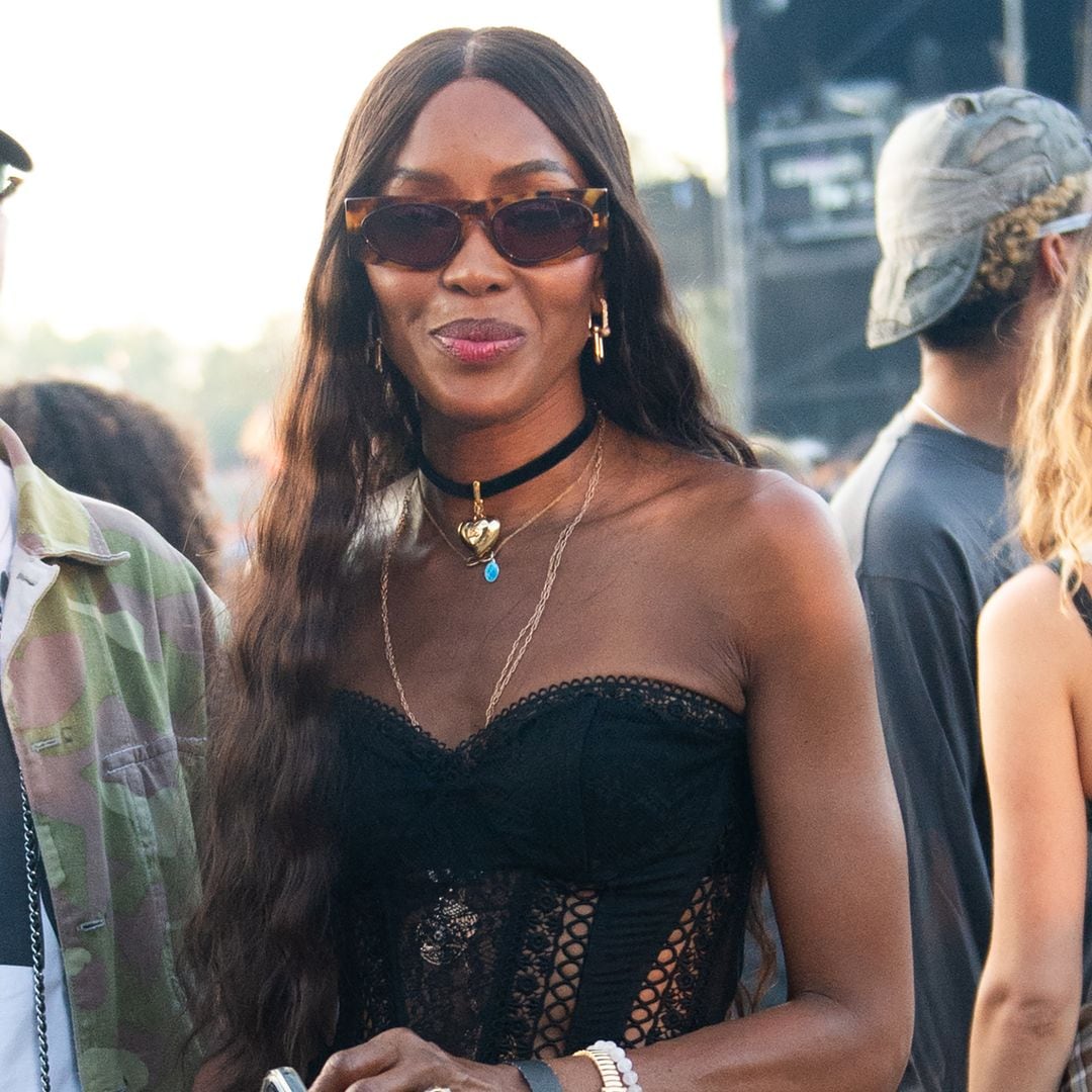 Naomi Campbell se va de festival en Londres con un look 'made in Spain' de encaje y transparencias