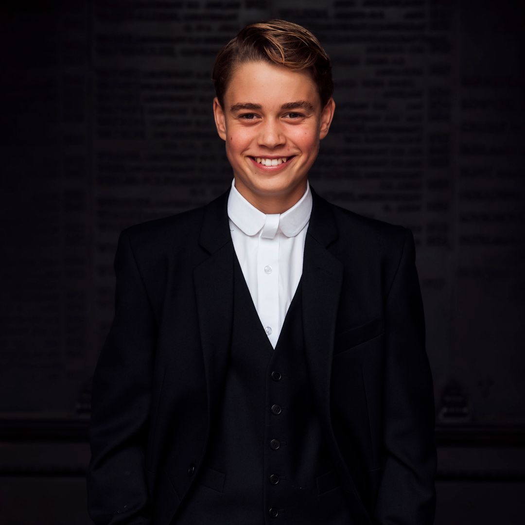 El Palacio de Kensington ha compartido estas imágenes del príncipe George, segundo en la línea sucesoria al trono británico, con su uniforme escolar en su primer día en Eton College