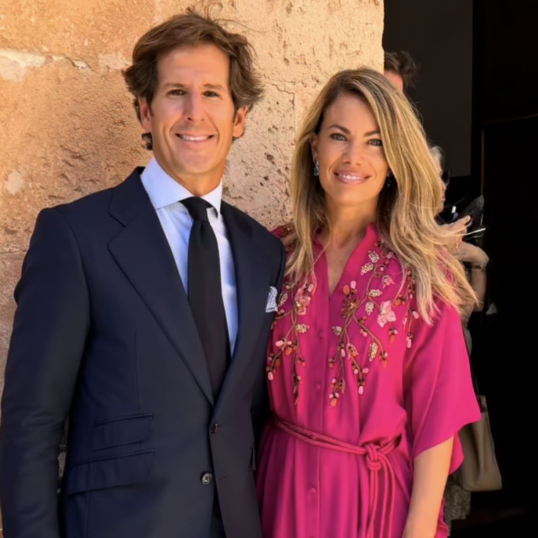 Carla Goyanes elige las dos firmas de Sassa de Osma para una boda en Menorca: un caftán buganvilla y uno de sus bolsos