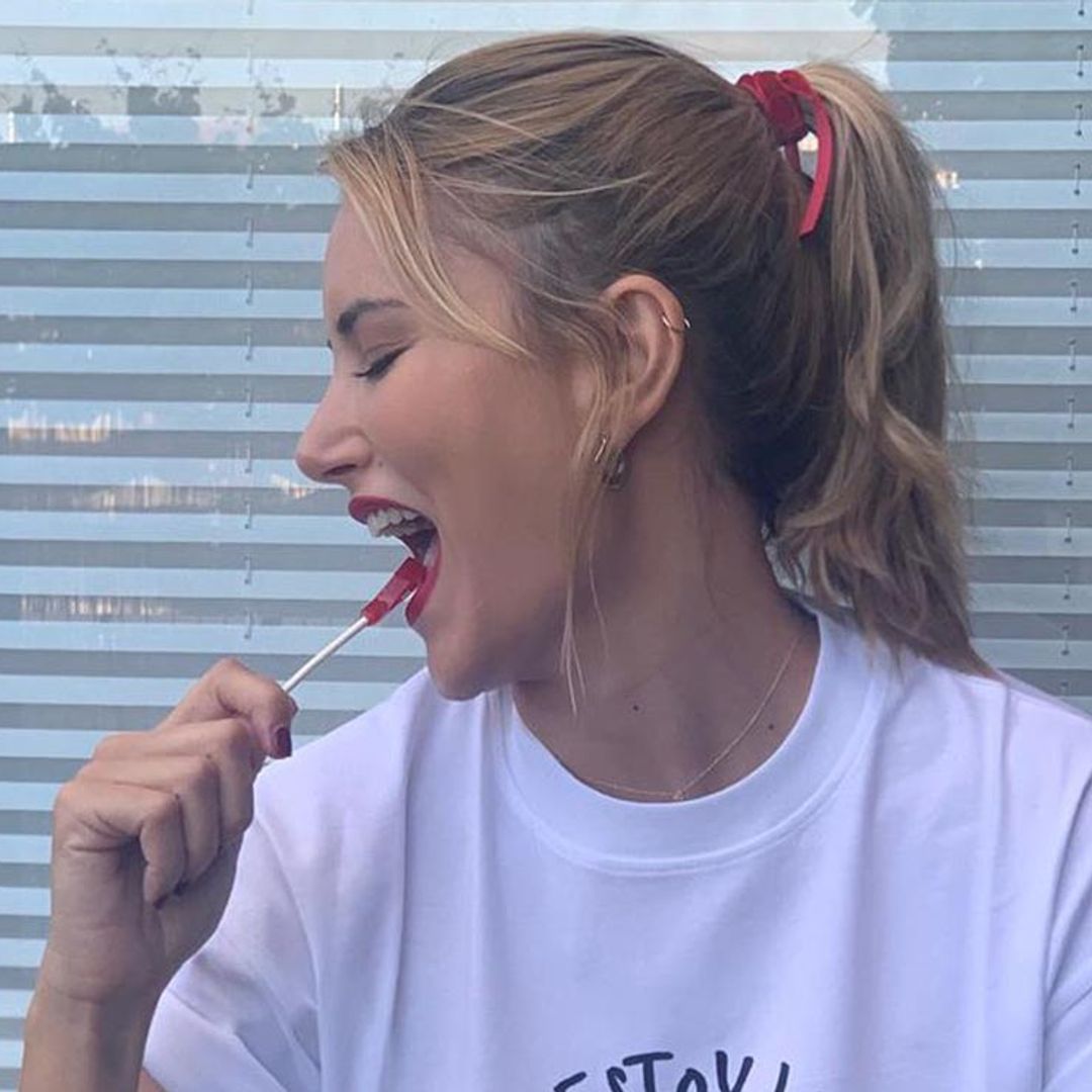 Alba Carrillo sabe que no hay una combinación más veraniega que un mono de flores con esparteñas