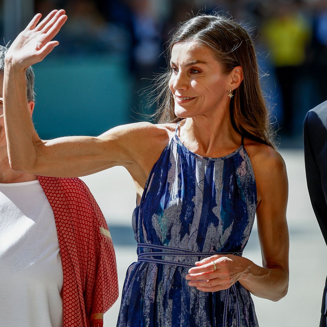 La reina Letizia estrena el verano con el vestido de rebajas con el que presume de brazos de infarto