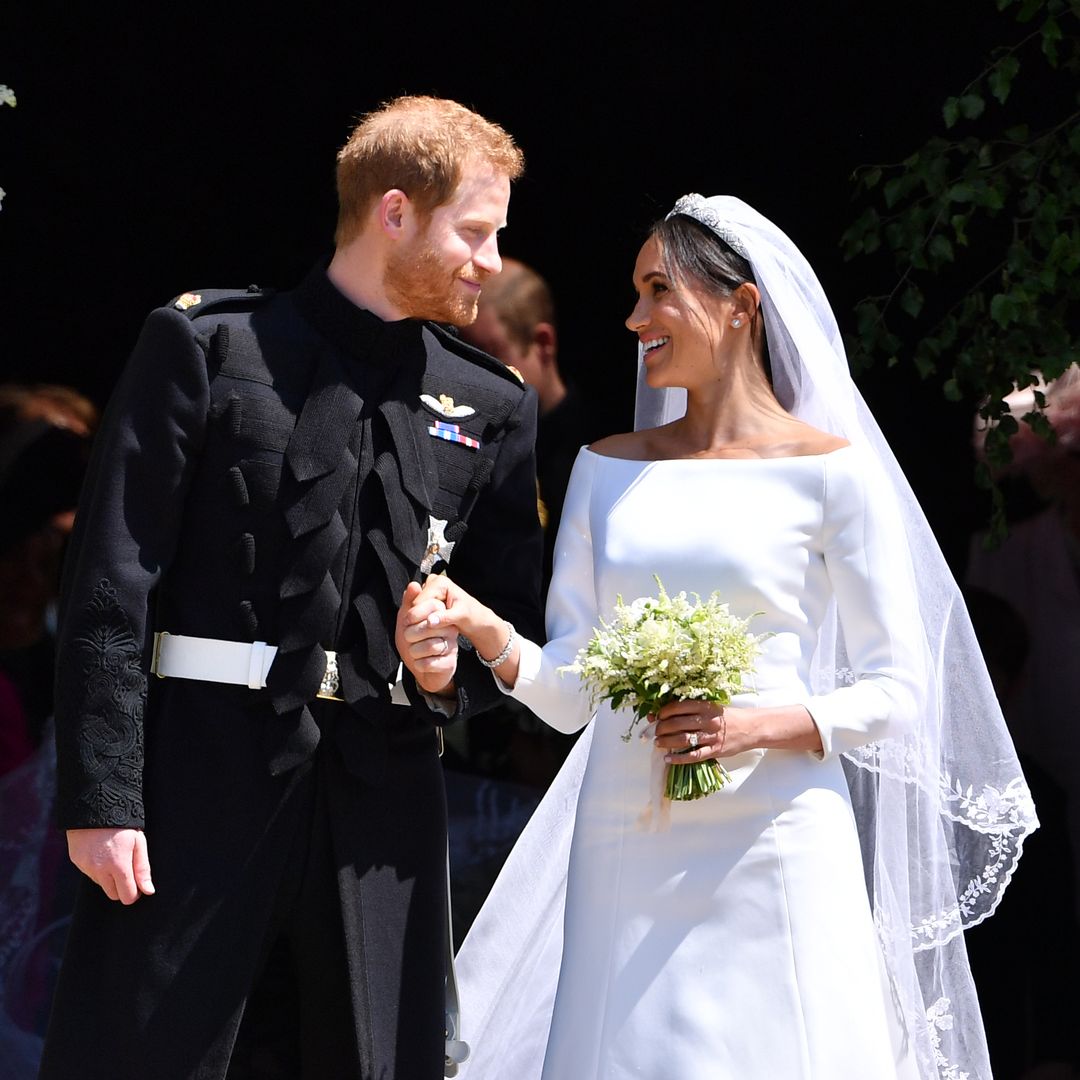 Plano medio de Harry y Meghan saliendo de su boda