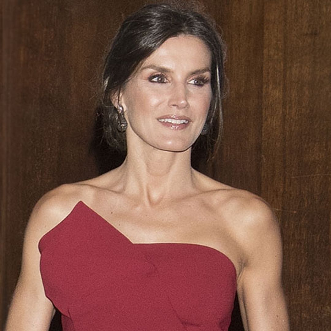 La historia del nuevo vestido rojo de la Reina, una creación de pasarela actualizada para ella