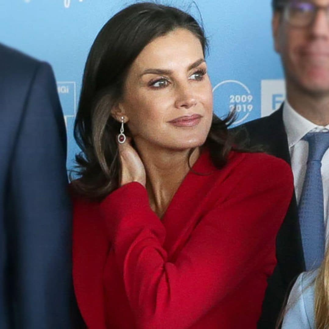 Doña Letizia confía por cuarta vez en el poder de su traje rojo 'made in Spain'