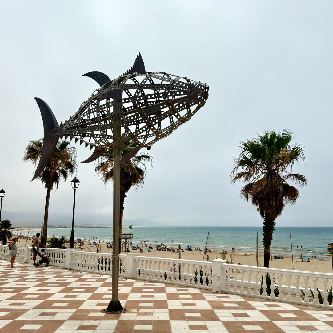 Escultura junto a la playa de Barbate, Cádiz
