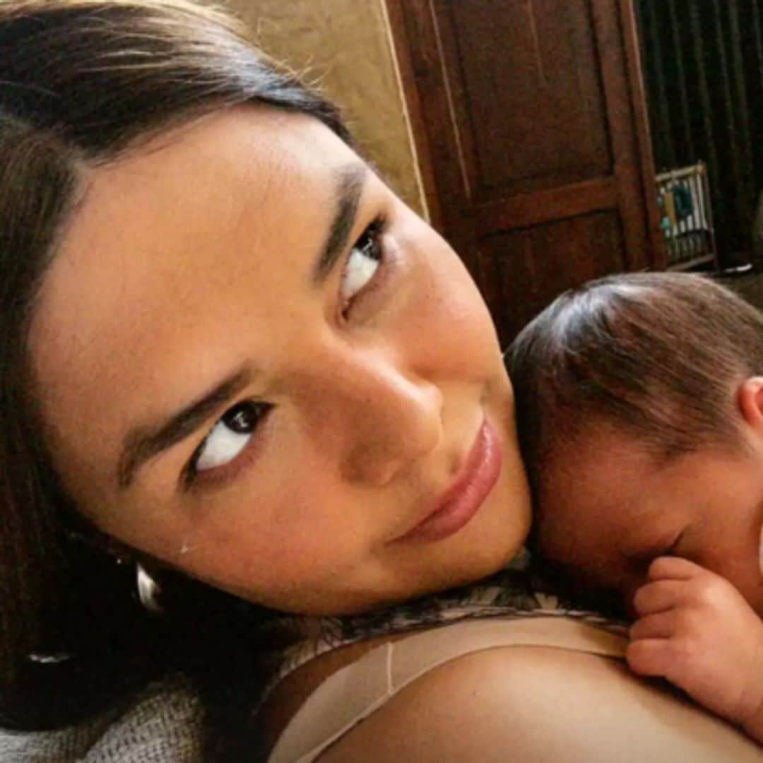 Yuridia comparte tiernas fotos junto a su bebé de casi un mes de nacido