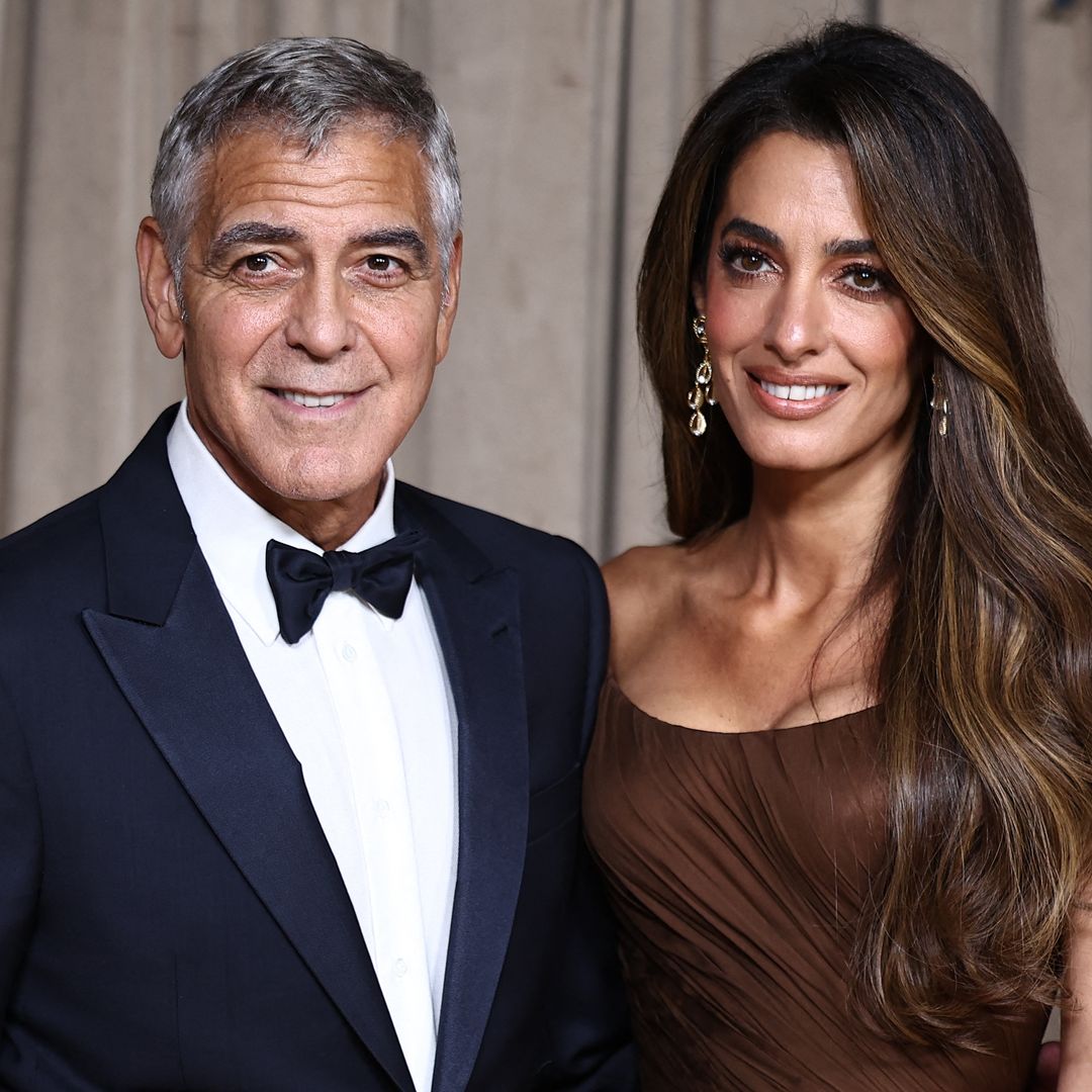 Amal Clooney, el mejor apoyo para su marido, con un look del color tendencia que se hará viral