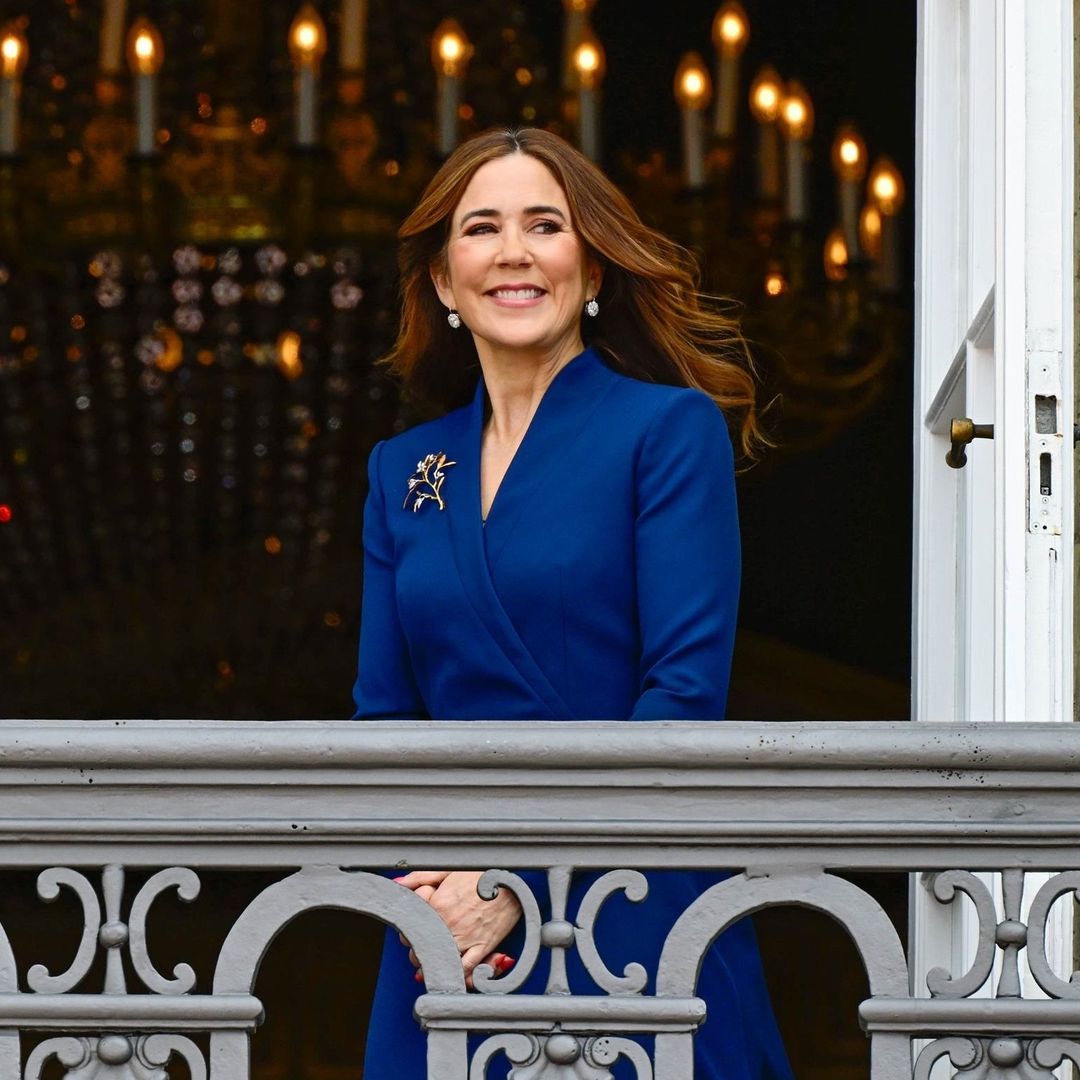 Mary de Dinamarca, la reina que triunfa vestida de azul y con un broche de hojas en pan de oro y diamantes