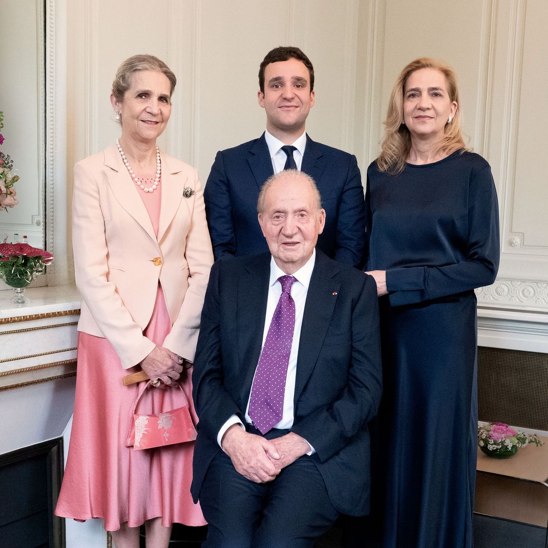 El rey Juan Carlos recibe un homenaje en Parí­s rodeado de sus hijas en la Asamblea Nacional