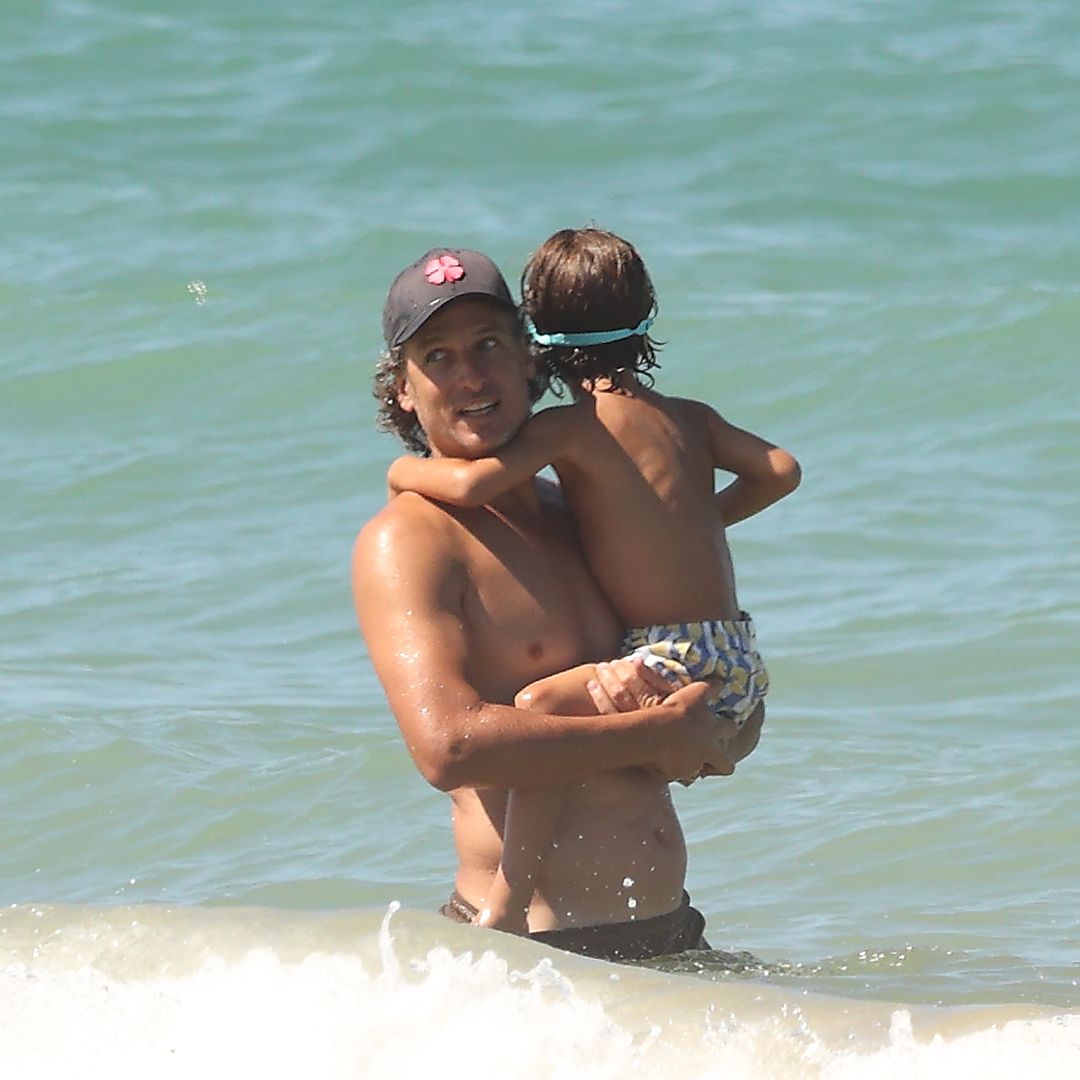 Feliciano López bañándose en el mar junto a su hijo Darío 