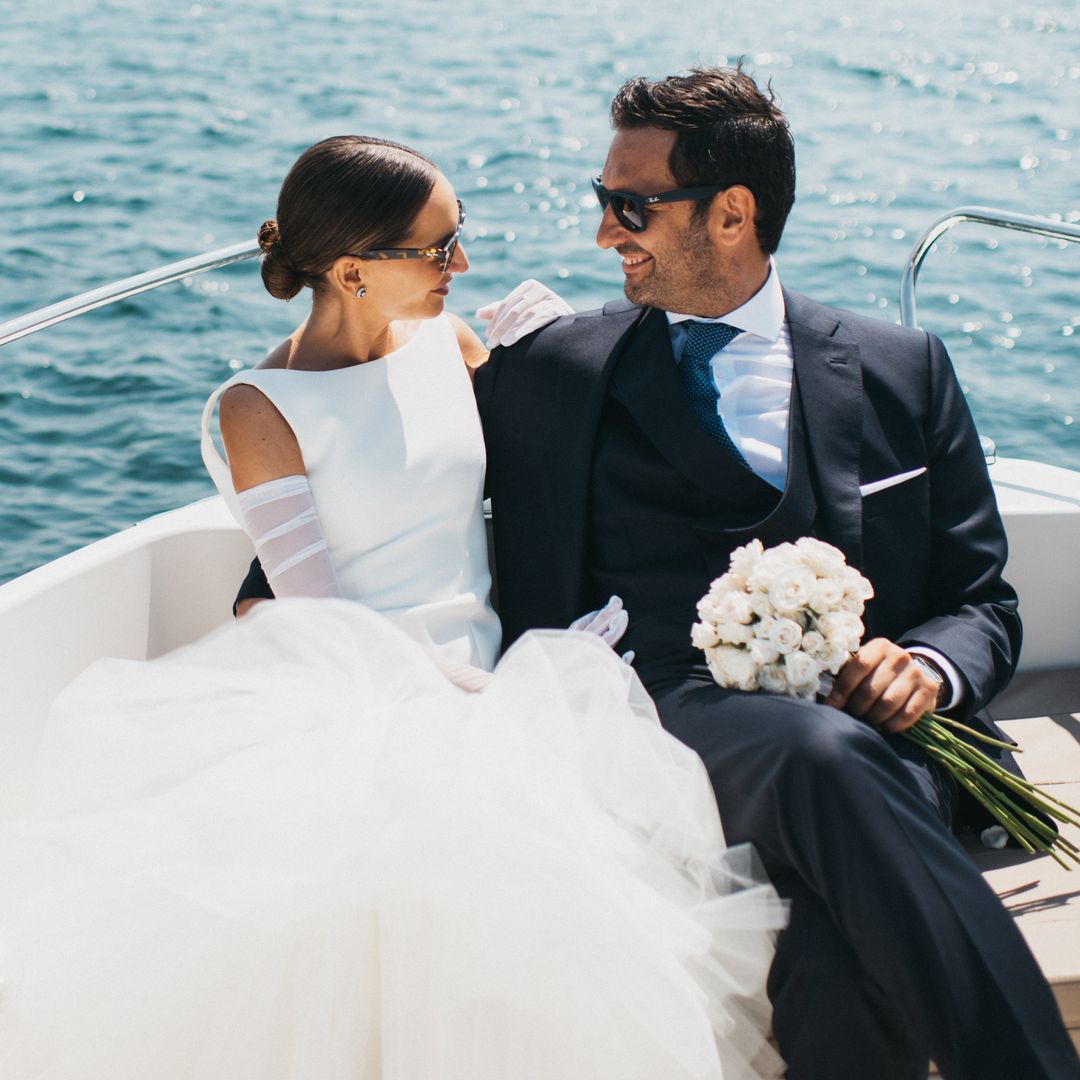 La boda de Carlota en la isla de La Toja: llegó en barco, apostó por un vestido transformable y llevó un ramo de exactamente 27 rosas