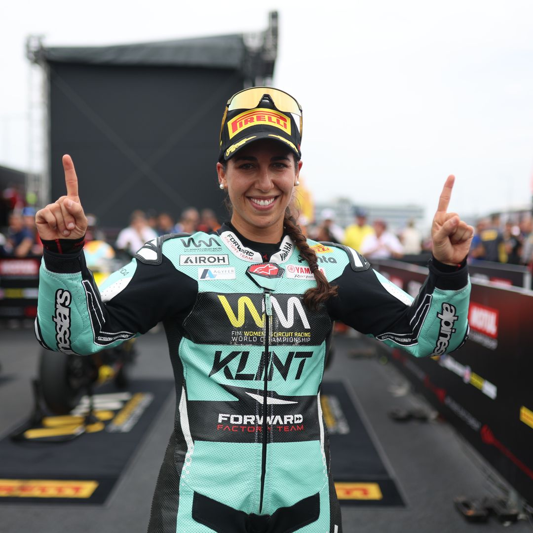 María Herrera posa tras convertirse en campeona mundial de motociclismo femenino