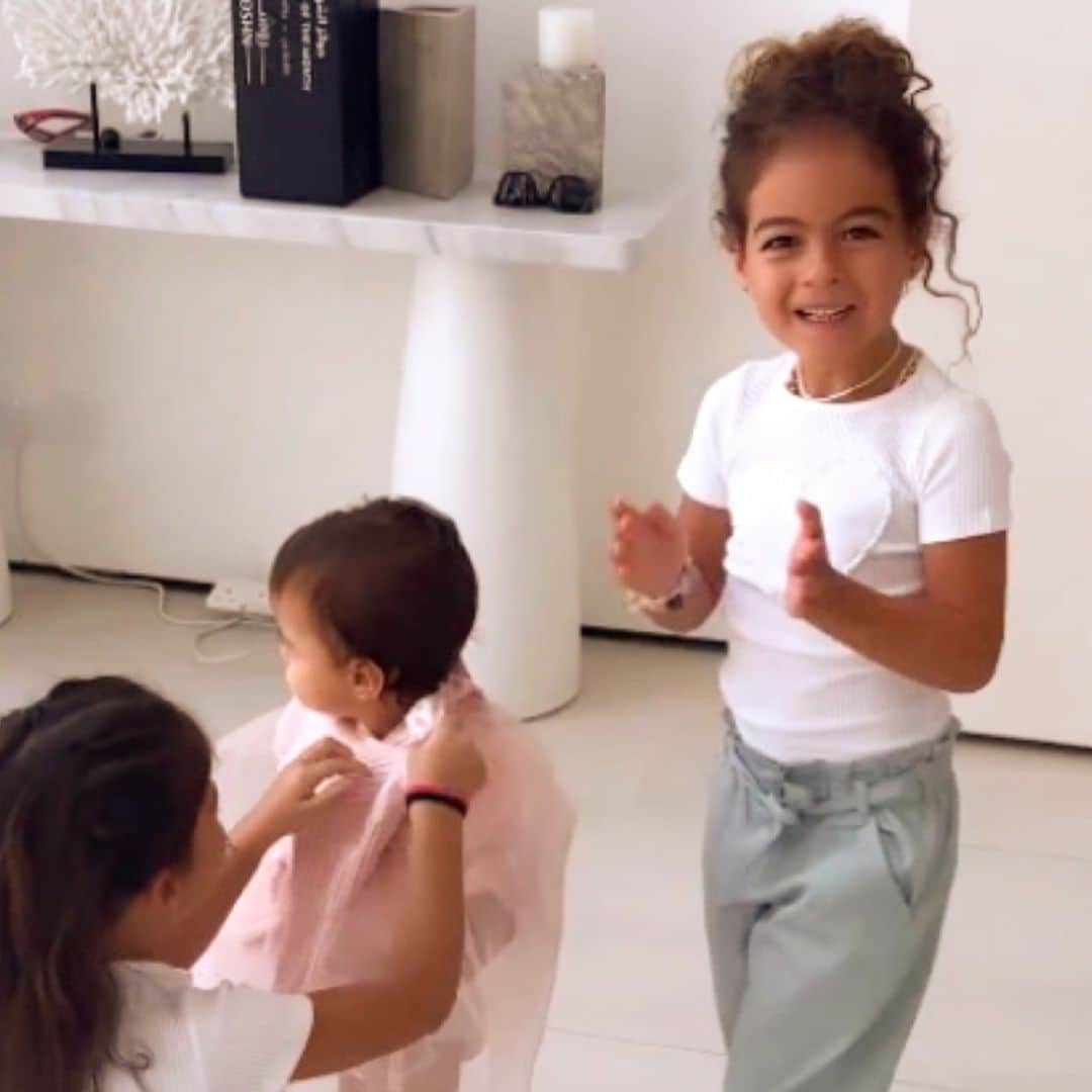 Las imágenes más divertidas de los hijos mayores de Georgina vistiendo a Bella Esmeralda al ritmo de Sebastián Yatra