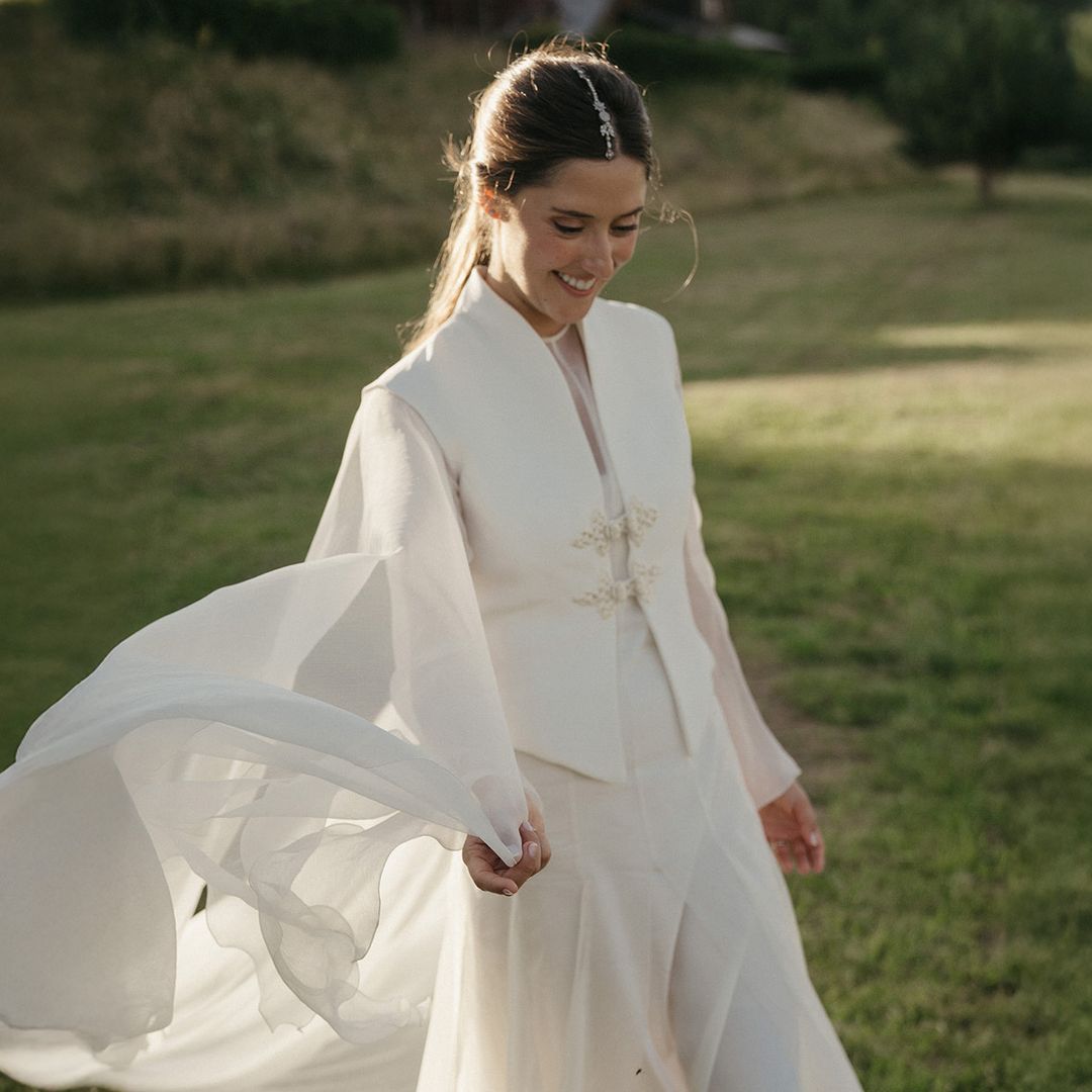 El vestido de novia de Patricia para su boda en Huesca: de inspiración medieval, con mangas-velo y chaleco