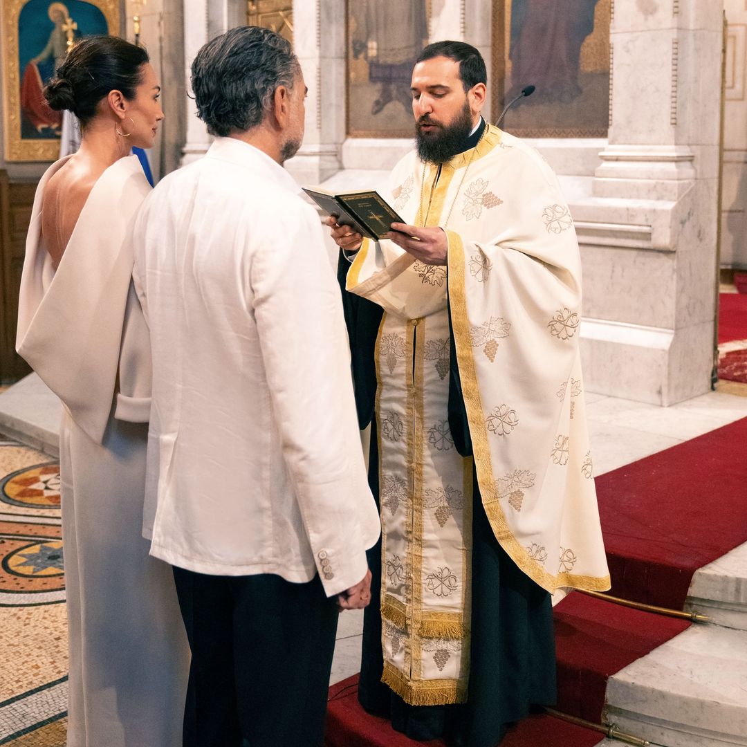La pareja durante la ceremonia religiosa de su boda