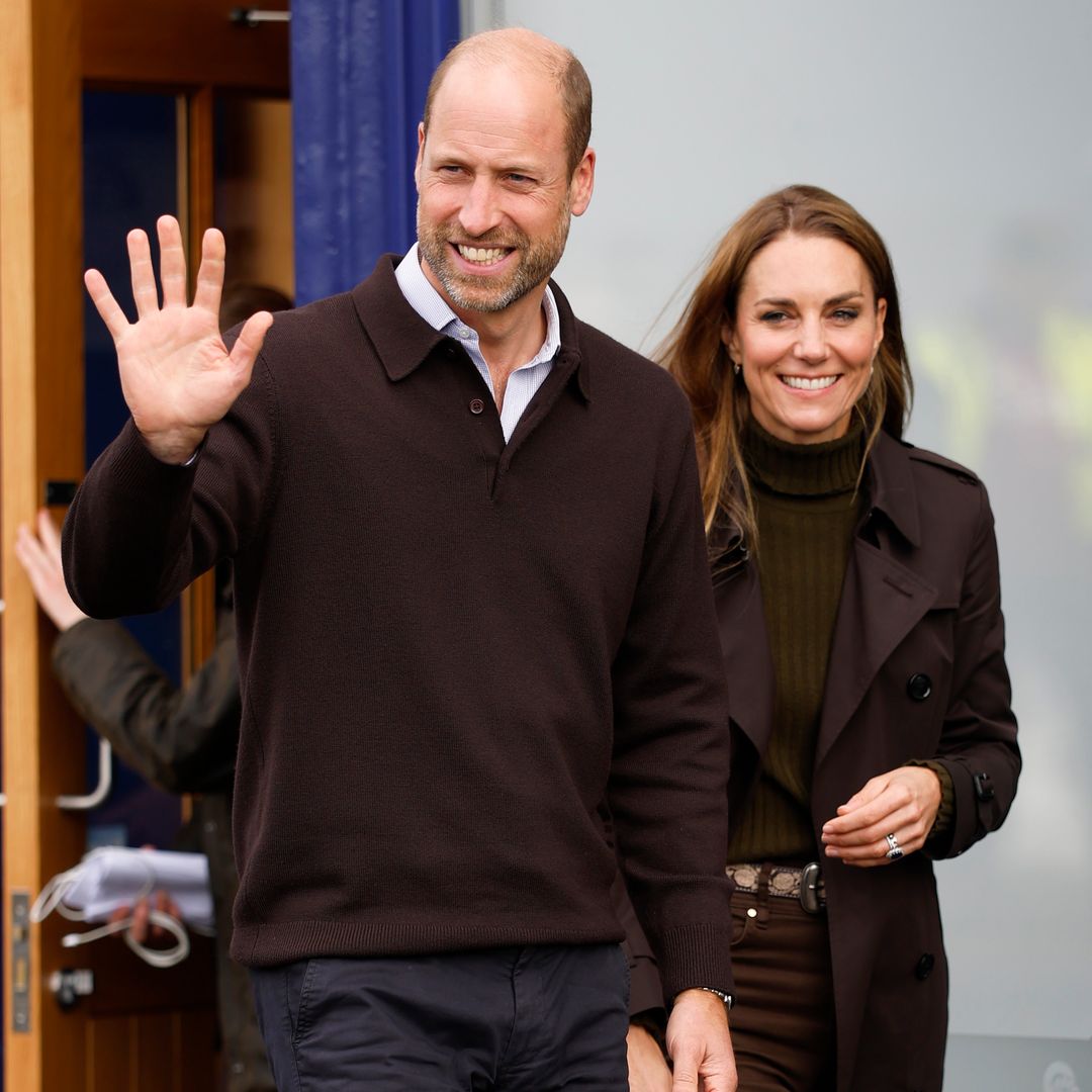 La inesperada reaparición de Guillermo y Kate Middleton en plena tormenta de los Windsor:con botas de campo y conduciendo un tractor