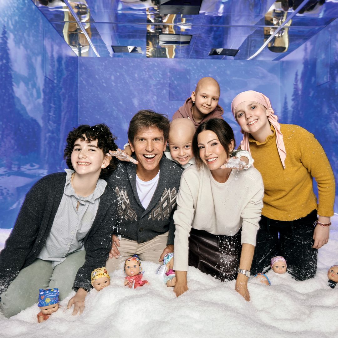 Grupo de personas, incluyendo a El Cordobés, posando juntos en un set nevado.