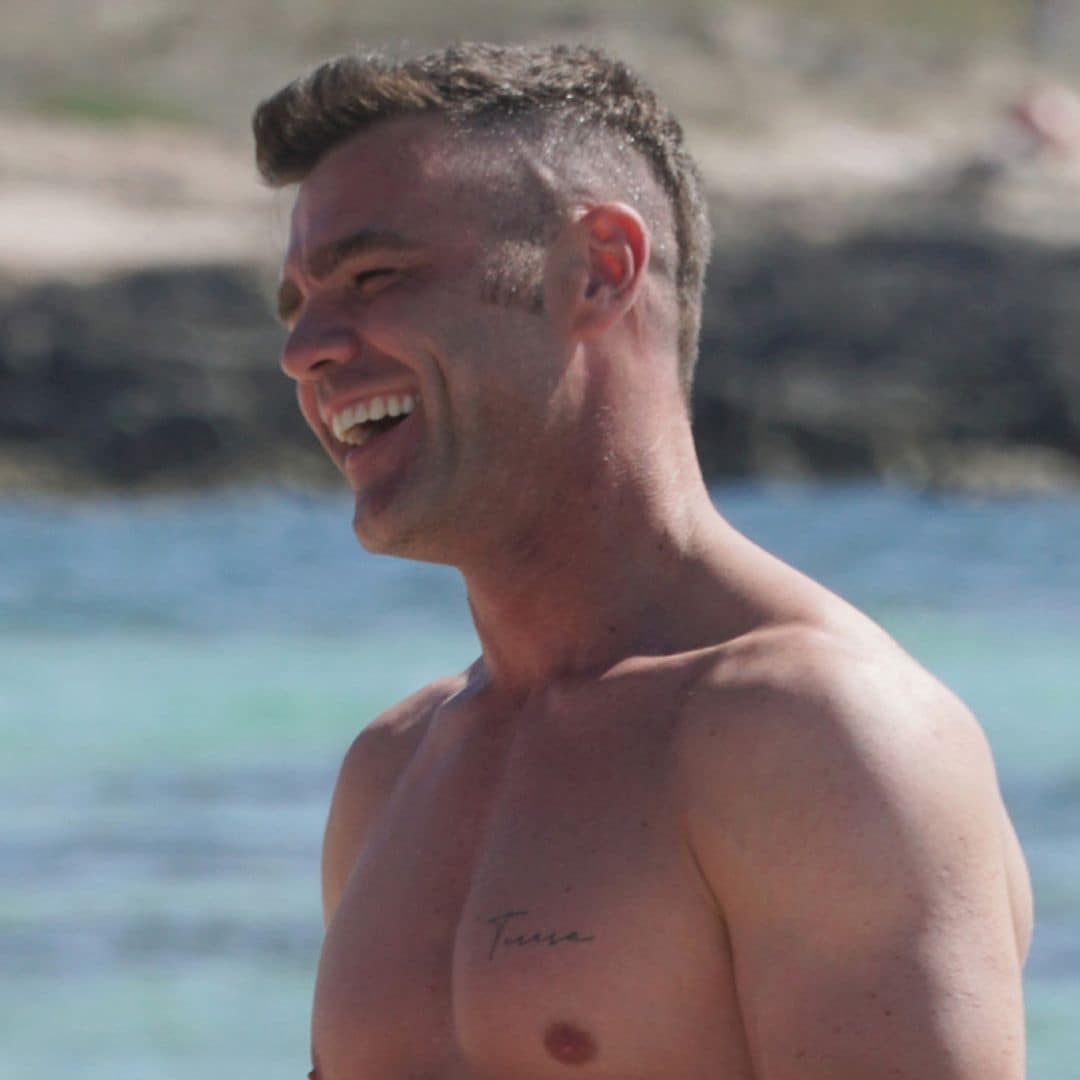 ¿Es Mitch Buchannon? No, es Fonsi Nieto luciendo musculitos ante la atenta mirada de su mujer