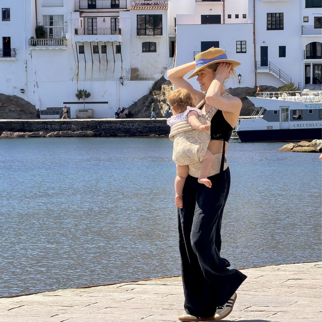Amber Heard y su escapada familiar a la Costa Brava: las imágenes de su paseo en Cadaqués con sus tres hijos