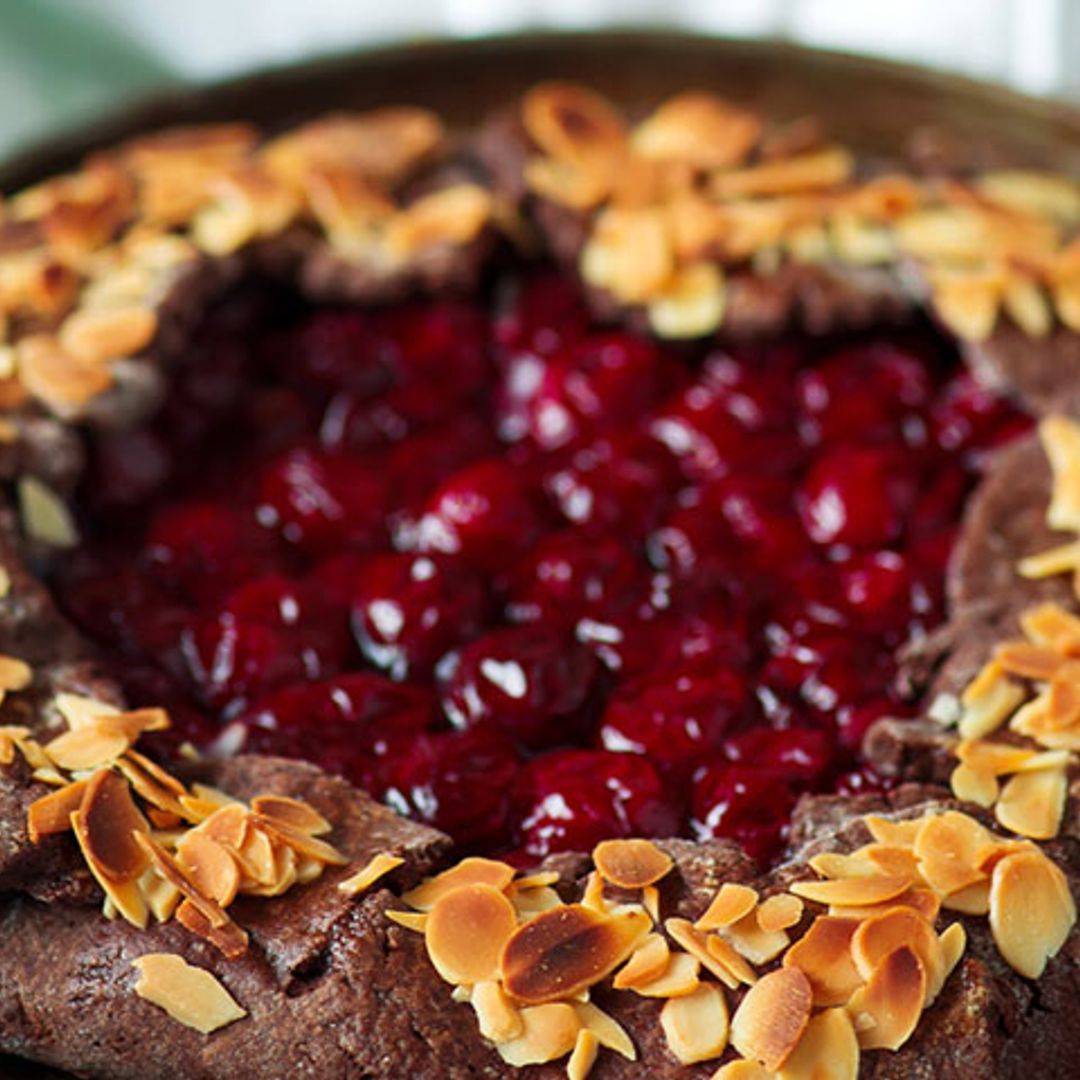 'Galette' de chocolate con cerezas y almendras