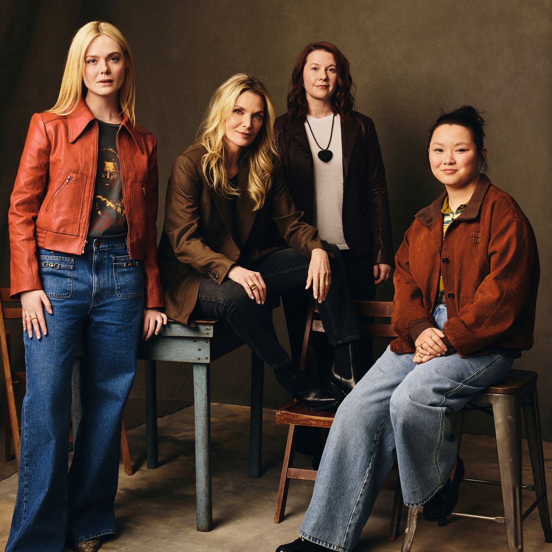 Elle Fanning, Michelle Pfeiffer, Eva Anderson y Thaddea Graham, en un posado de 'Margo's Got Money Troubles' 