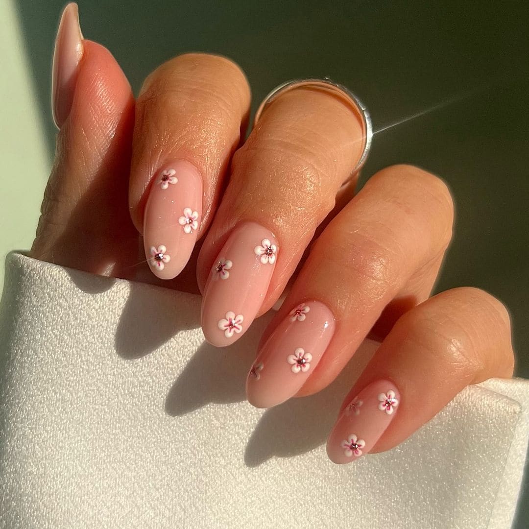 ‘Daisy nails’: cómo llevar la manicura floral más deseada de la temporada