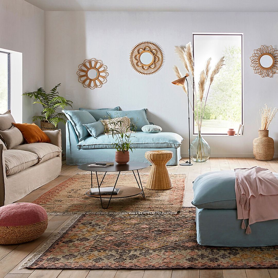 Salón en tonos pastel por tendencias de decoración primavera-verano 2025 de La Redoute