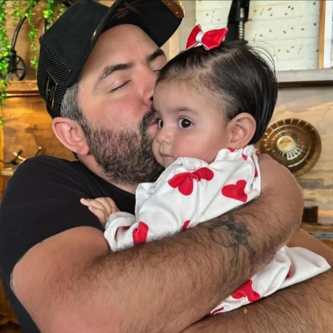 Tessa, la bebé de José Eduardo Derbez, enternece haciendo sus pininos como nadadora