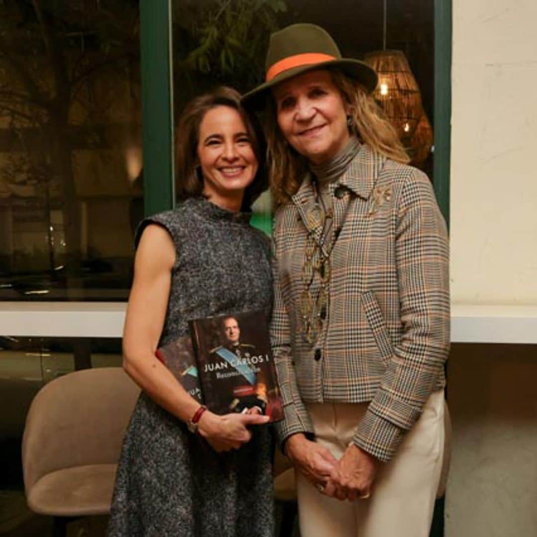 La infanta Elena asiste en Madrid a la firma de las memorias de su padre, arropada por sus primas Simoneta Gómez-Acebo y María Zurita