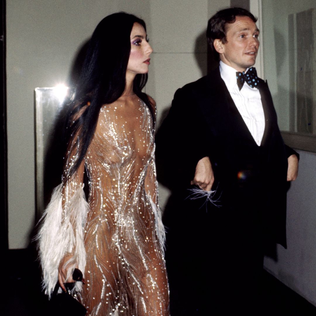 De los 'naked dresses' al glamour disco: los 'looks' de Cher que hicieron historia