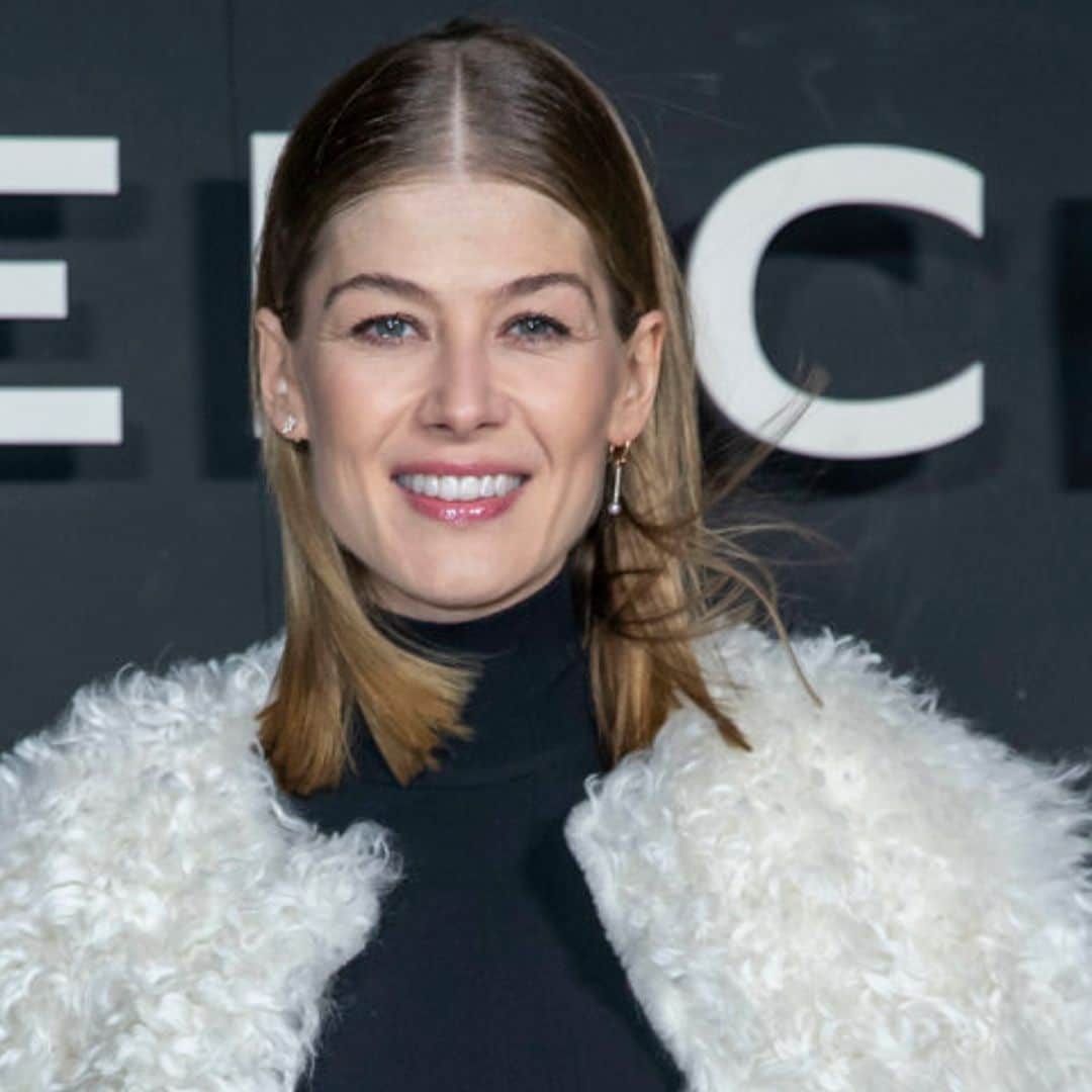 Rosamund Pike y la prenda playera que no esperabas ver en looks de fiesta