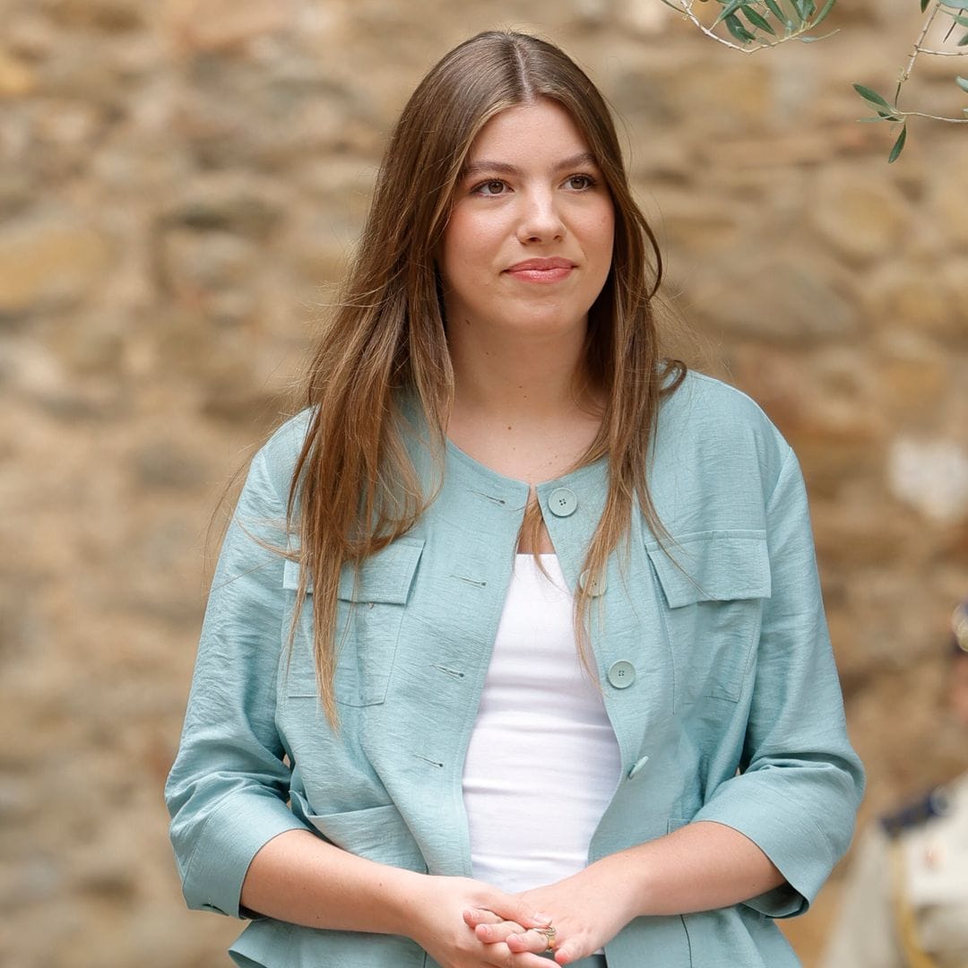 La infanta Sofía, la más moderna en Girona con su traje turquesa de chaqueta corta y 'culotte'