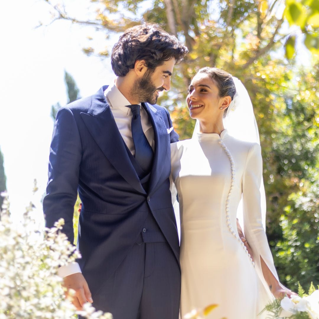 Un vestido de novia de cuello mao y un ramo de orquídeas: la boda de Beatriz en Sevilla