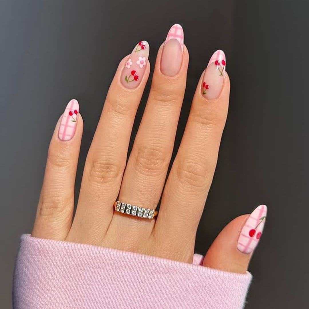 Gingham Nails, la manicura con cuadros vichy que triunfa esta primavera 2025