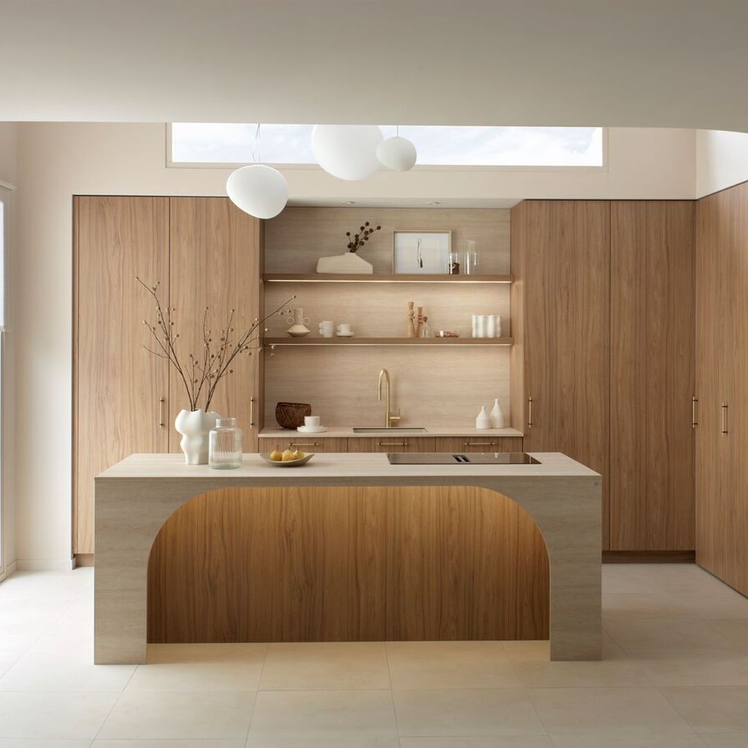Cocinas oscuras o claras: cómo combinar muebles, encimera y paredes para acertar con el color
