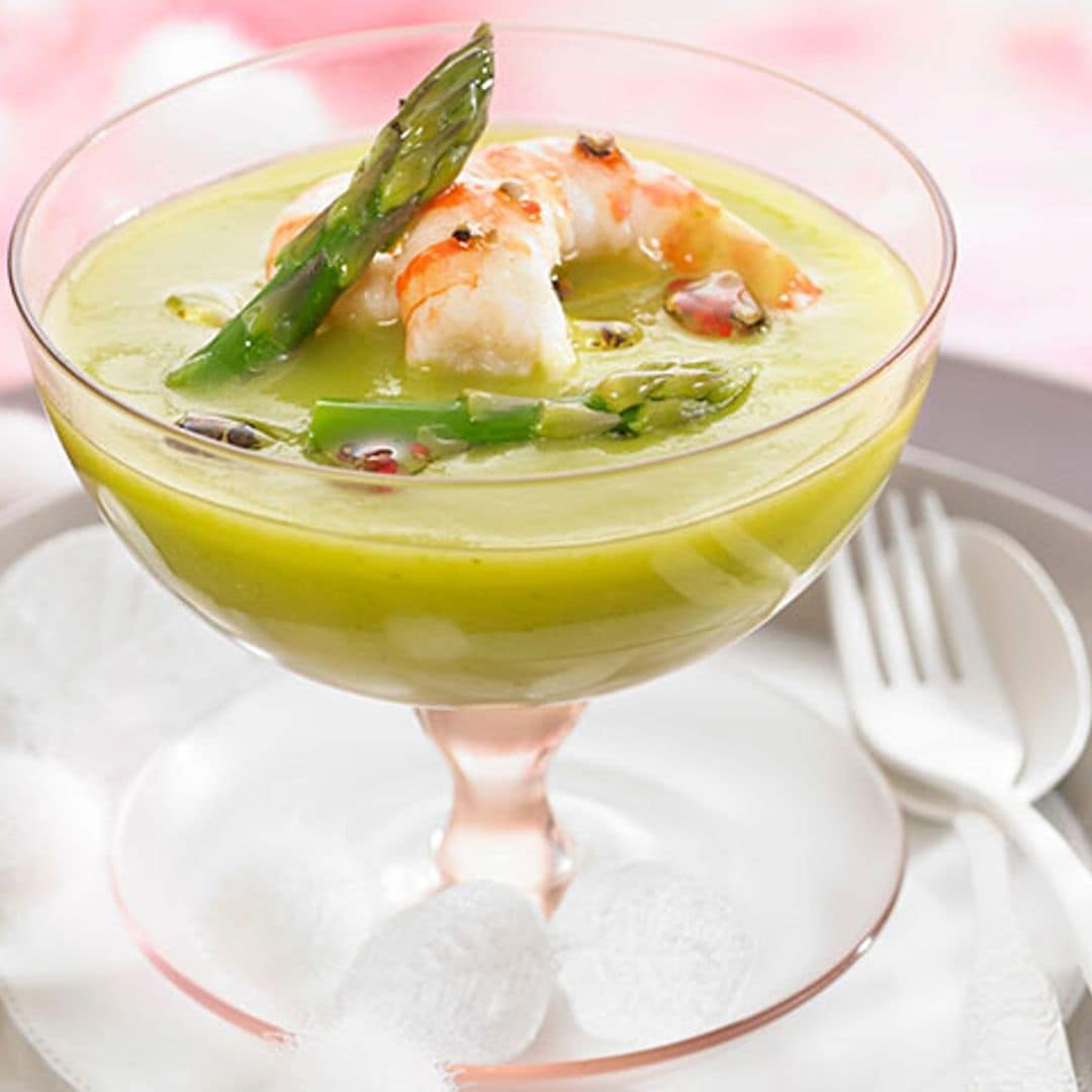 Crema de espárragos verdes con gambas y aceite picante