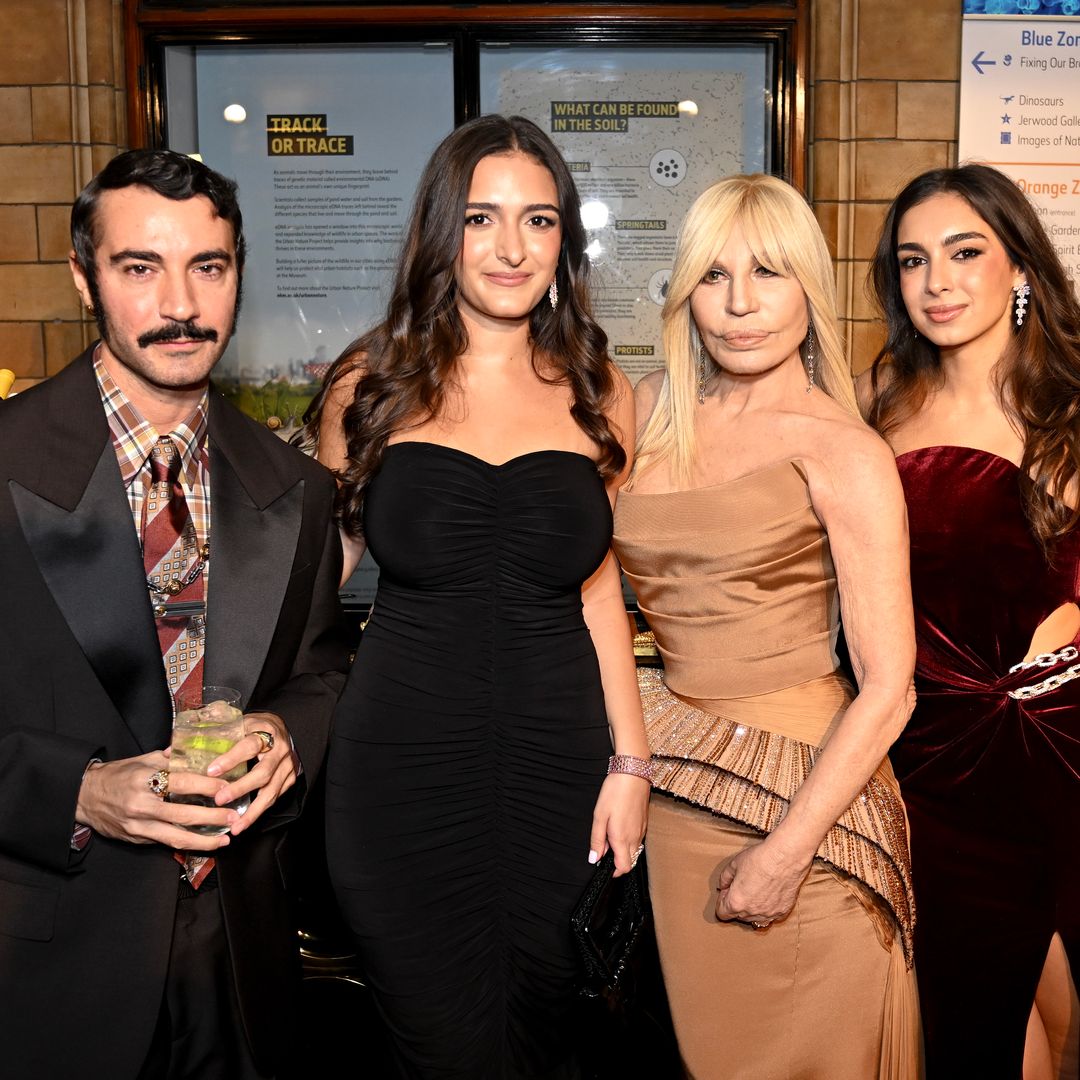 Todas las veces que 'celebs' llevaron Versace por Dario Vitale