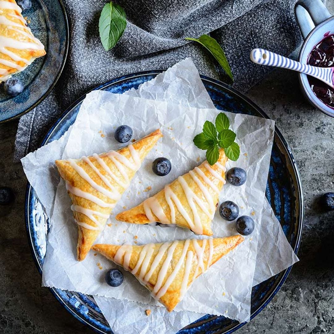 Hojaldres rellenos de confitura de arándanos y glaseado de limón