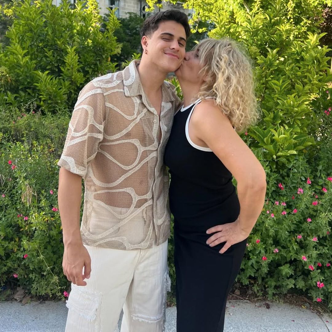 Jordi junto a su madre en una zona de Madrid