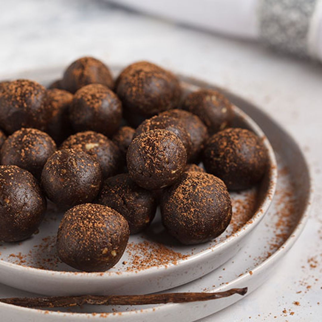 Bolas de chocolate, dátiles y nueces pecanas