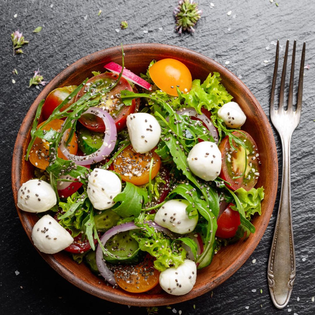 Ensalada de mozzarella, tomate y lechuga