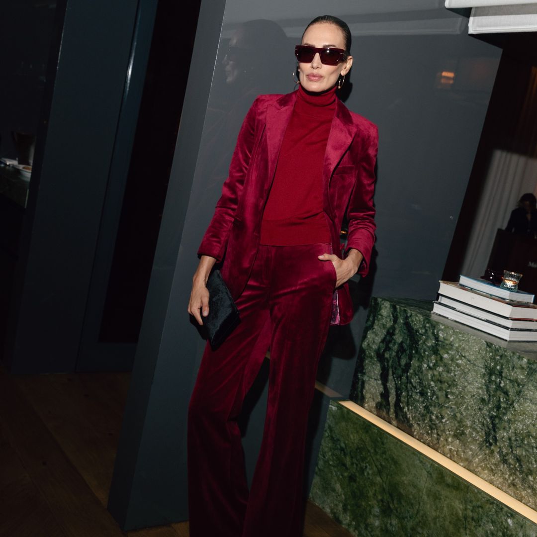 Ni vestido lencero, ni falda de lentejuelas: el look de fiesta definitivo es un traje de terciopelo como el de Nieves Álvarez