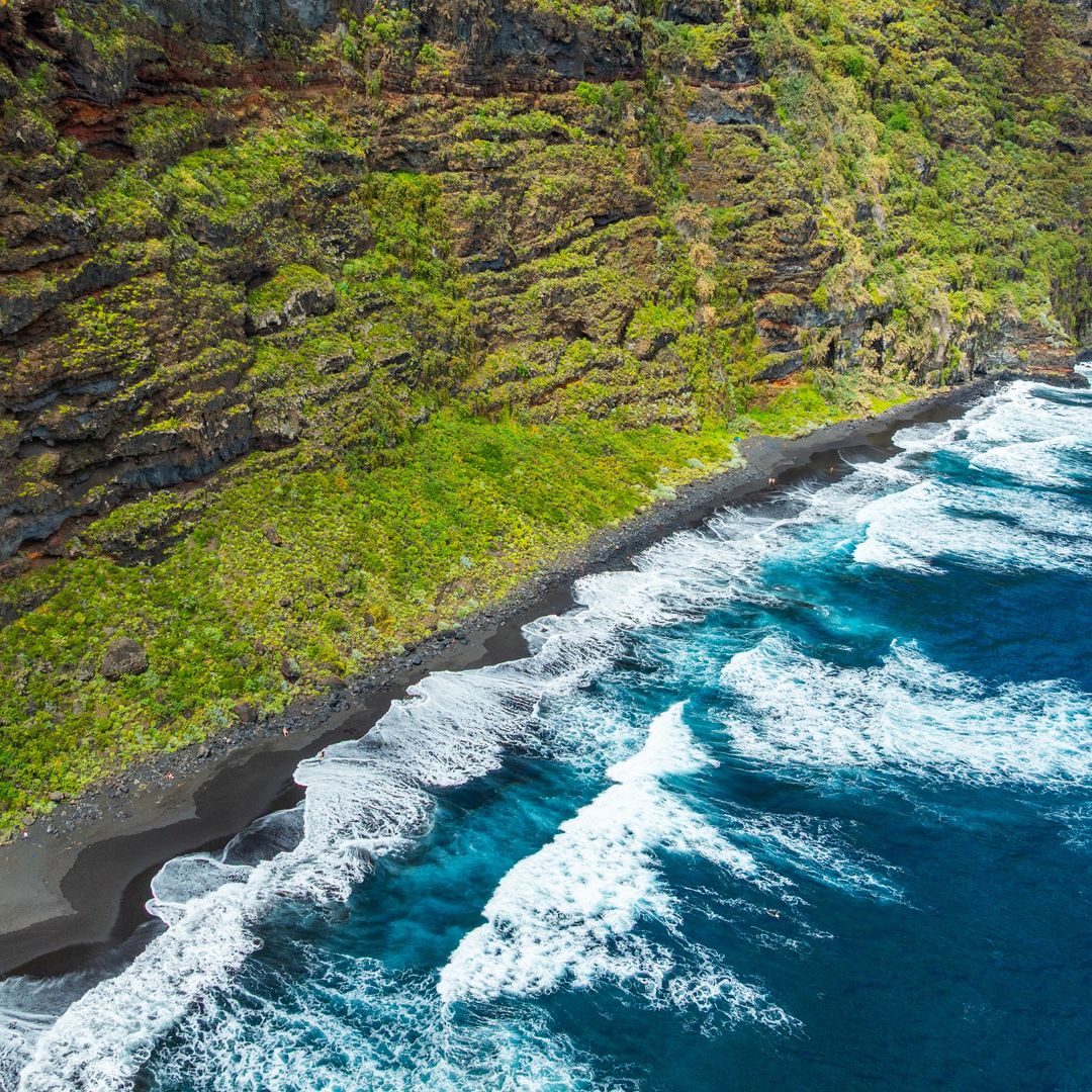 Playa de arena negra de Los Nogales en La Palma