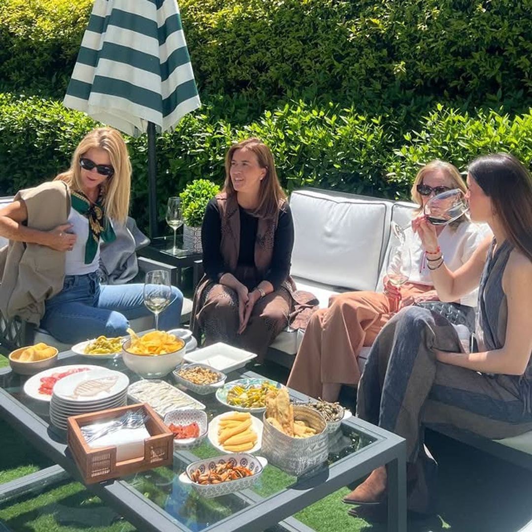 Amelia Bono con su madre y unas amigas