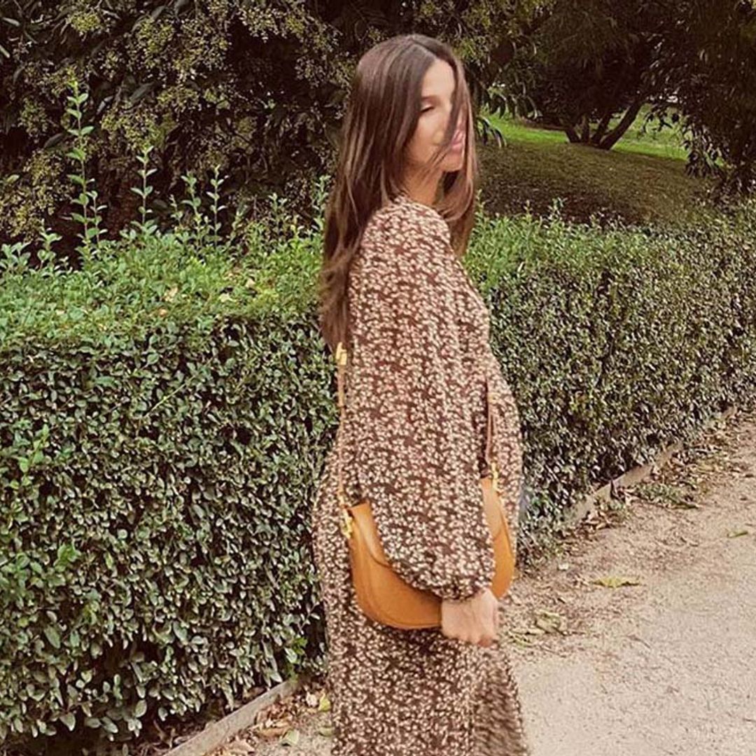 Sandra Gago sabe cómo convertir un vestido de flores en el mejor estilismo premamá
