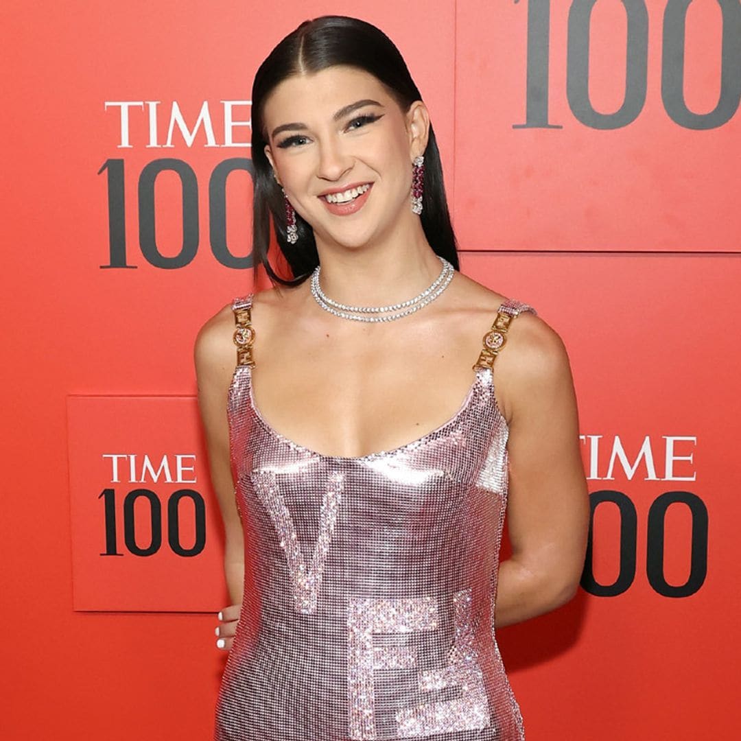 Un look de 'supermodelo': Phoebe Gates arrasa con un vestido metalizado que ya llevó Naomi Campbell