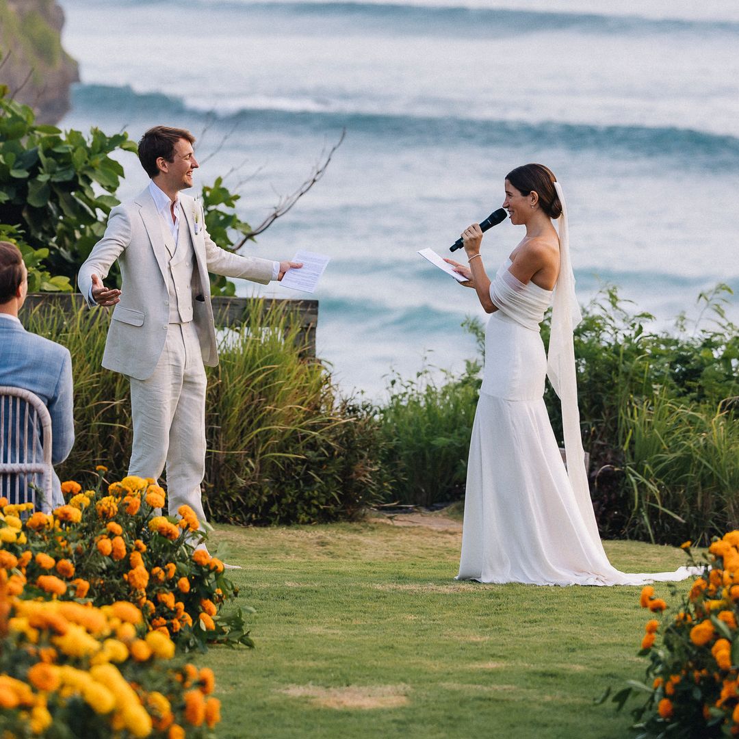 La boda de Alejandra y Jonne en Bali: un vestido minimalista, papelería diseñada por los novios y cocos frescos para recibir a sus invitados