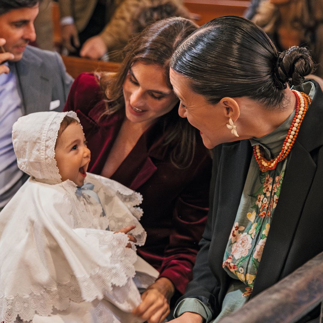Francisco Rivera Ordóñez en una iglesia, hablando por teléfono junto a su mujer, Paloma Rojas-Marcos y un bebé