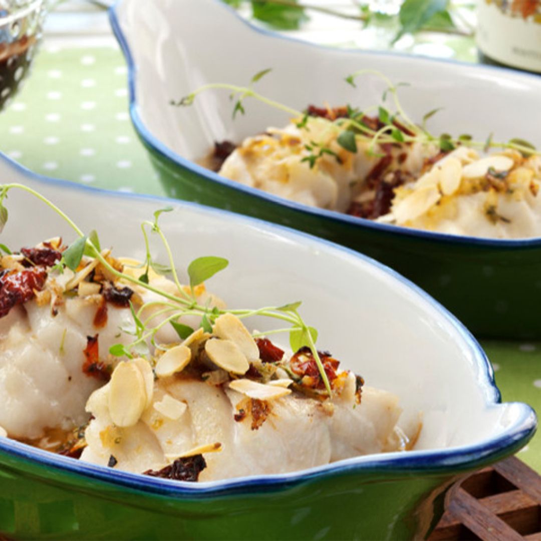 Bacalao Skrei con tomate, ajo y salsa de vino tinto